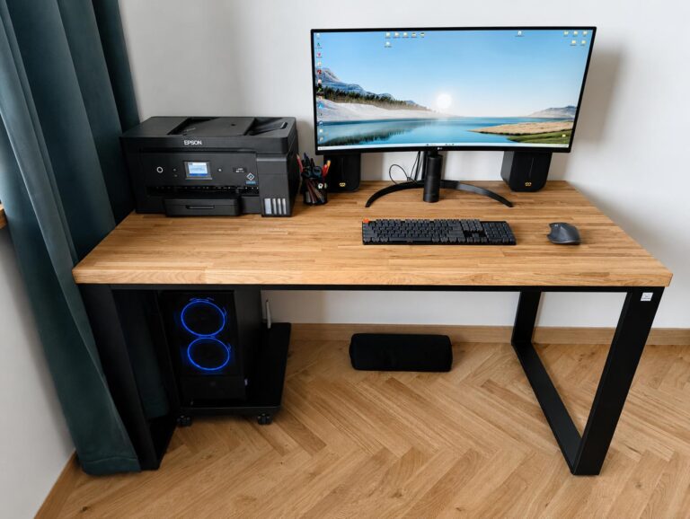 Velký pracovní stůl pro grafického designéra