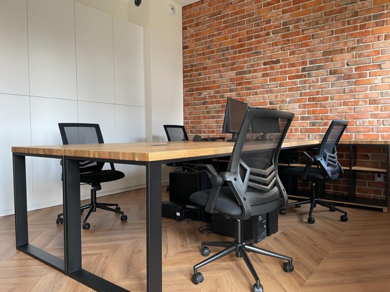 Pracovní stanice pro účetní s dřevěnými deskami