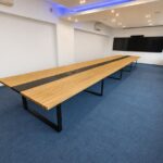 Konferenční stůl s mediálními porty zapuštěnými do desky