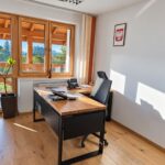 Rohový stůl s dubovou deskou do kanceláře veřejné instituce