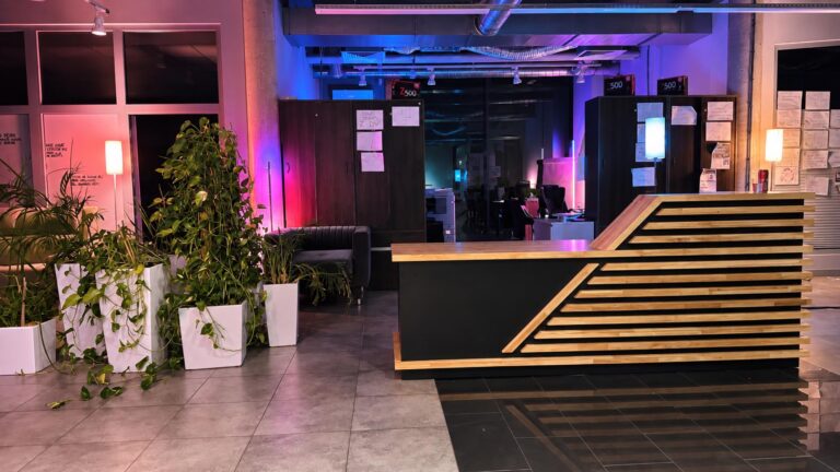 Recepční pult s dubovými lamelami pro architektonickou firmu