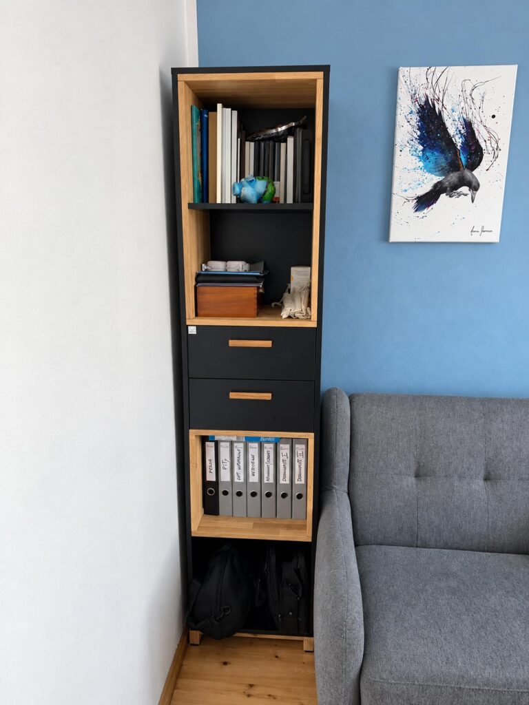 Úzká skříňka se zásuvkami do kanceláře
