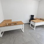 Bílý kancelářský nábytek s dubovou deskou a kontejnerem s dubovými úchytkami