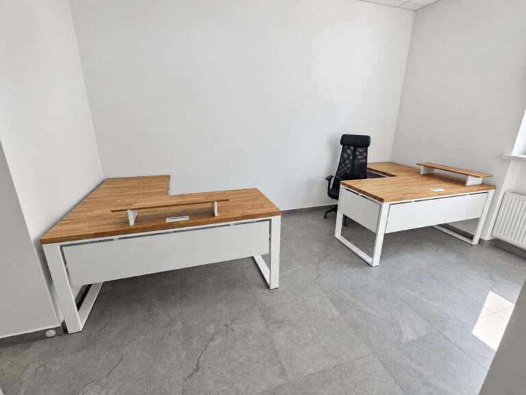 Bílý kancelářský nábytek s dubovou deskou a kontejnerem s dubovými úchytkami