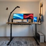 Elektricky výškově nastavitelný stůl s dubovou deskou pro práci na počítači v domácí kanceláři