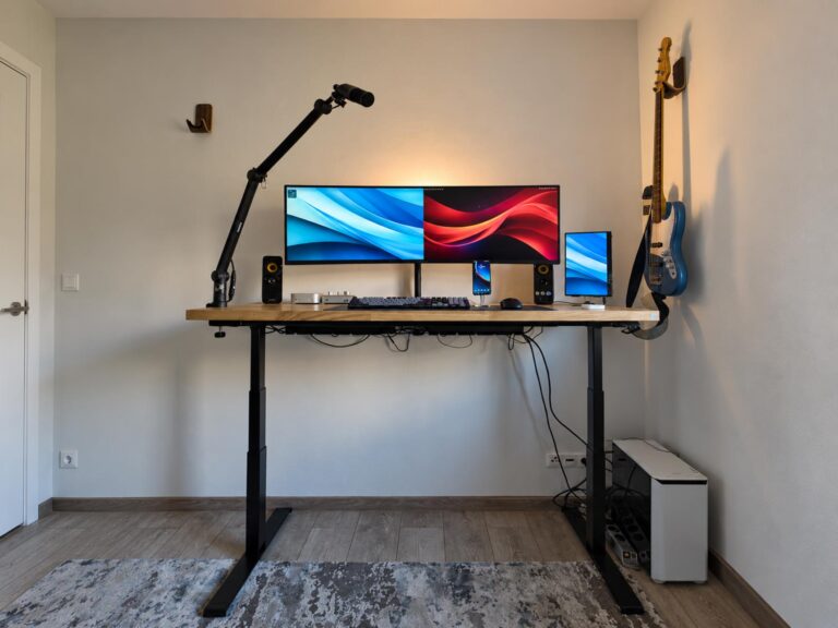 Elektricky výškově nastavitelný stůl s dubovou deskou pro práci na počítači v domácí kanceláři