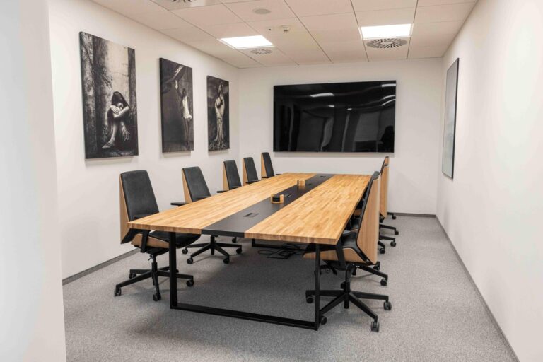 Velký konferenční stůl s dubovou deskou