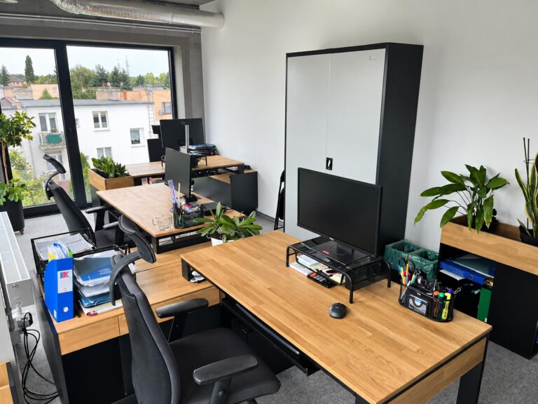 Nábytek do moderní kanceláře s dřevěnými deskami a černými čely